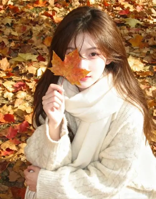 15 Giữa thảm lá vàng mùa thu, cô gái quàng khăn sáng màu và ôm ly nước bên má, ảnh gái xinh gợi cảm giác ấm áp nhờ bối cảnh thơ mộng cùng gương mặt thanh tú khiến khung hình vừa thơ vừa đẹp