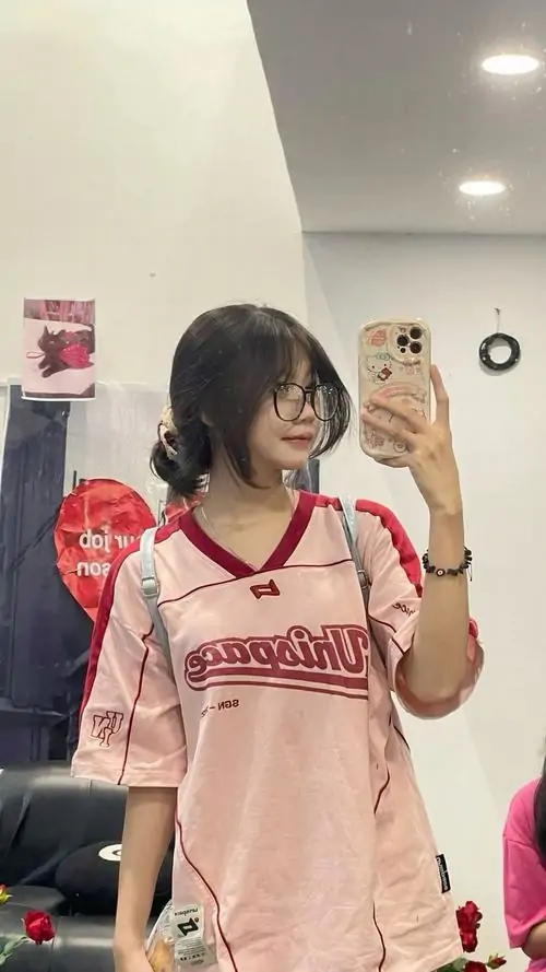 22 Chụp gương trong phòng với cô gái mặc váy hồng nhẹ và buộc tóc thấp, ảnh mỹ nhân dịu dàng ghi lại khoảnh khắc rất gần gũi khi phụ kiện nhỏ cùng bối cảnh xung quanh tạo nên cảm giác trẻ và dễ thương