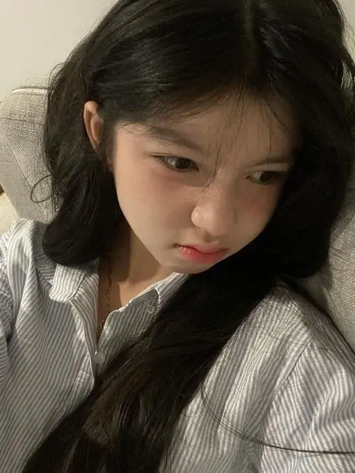 23 Cận cảnh cô gái mặc sơ mi trắng cúi mặt nhìn xuống, mái tóc đen phủ một bên má khiến ánh nhìn trở nên trầm hơn, ảnh gái xinh nổi bật bởi biểu cảm tự nhiên cùng nét đẹp buồn rất mềm và sâu