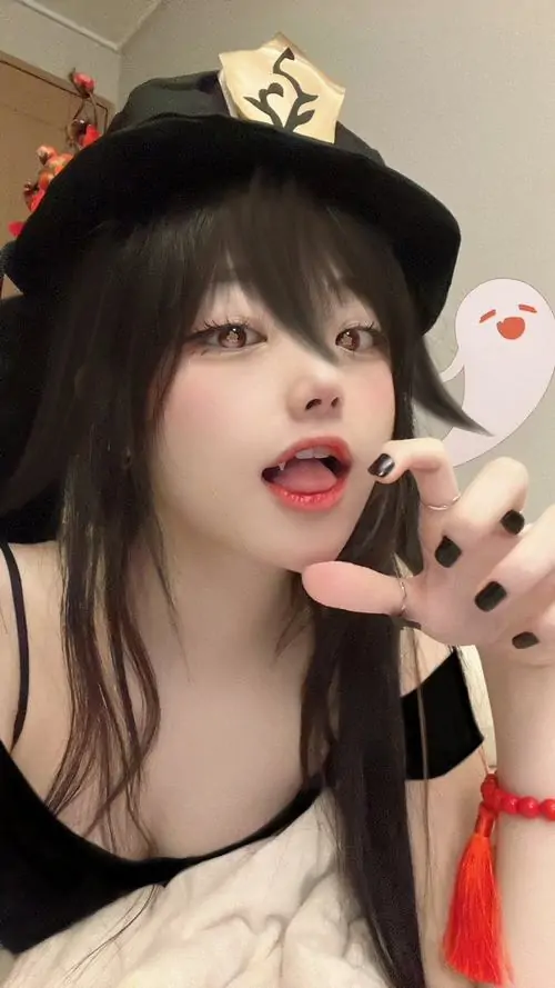 26 Cô gái đội mũ đen, son môi đỏ nhẹ và đưa thú bông lên gần mặt, ảnh chân dung nữ cuốn hút nhờ biểu cảm tinh nghịch cùng làn môi nổi bật tạo điểm nhấn mềm xinh cho toàn bộ khung hình