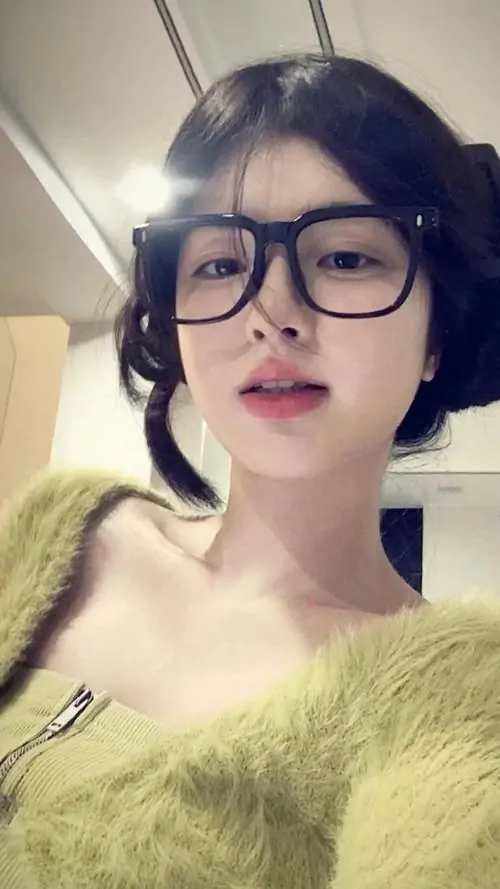 27 Selfie trong nhà với cô gái đeo kính tròn và áo lông xanh non, ánh nhìn thẳng cùng mái tóc ngắn làm ảnh gái xinh có chất rất riêng, nét đẹp trí thức pha chút cute khiến bức hình vừa lạ vừa duyên