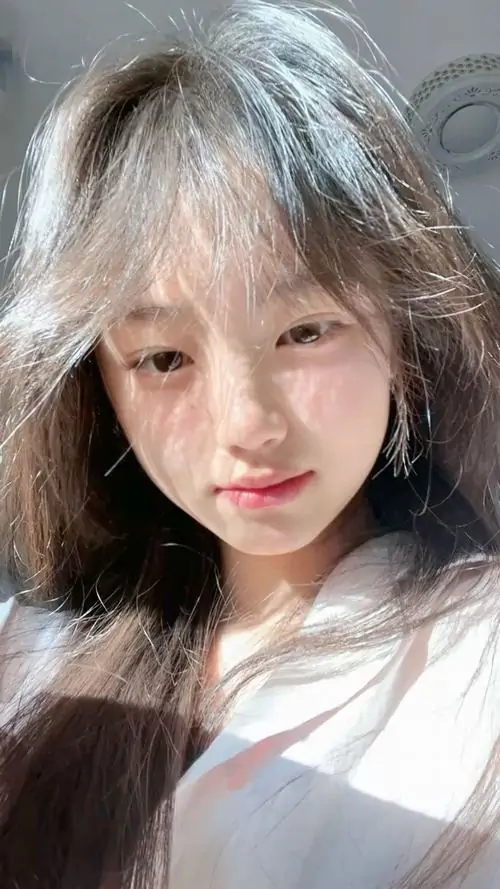 4 Khung hình cận mặt của cô gái tóc sáng rối nhẹ trong áo trắng mỏng đem lại cảm giác gần gũi, ảnh chân dung nữ cuốn hút nhờ làn da sáng mịn và biểu cảm hơi ngơ ngác nhưng vẫn rất đẹp và mềm mại