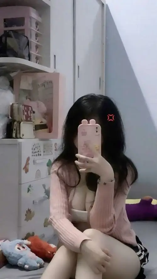 51 Khung hình gái quyến rũ theo phong cách sang chảnh, dùng mái tóc và biểu cảm để kéo người xem vào đúng điểm nhìn