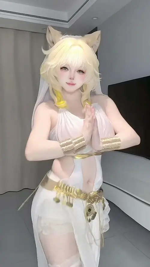 58 Một khung hình ảnh gái quyến rũ với làn da bóng khỏe và váy lụa hai dây, gợi cảm giác thanh mà vẫn rất cuốn