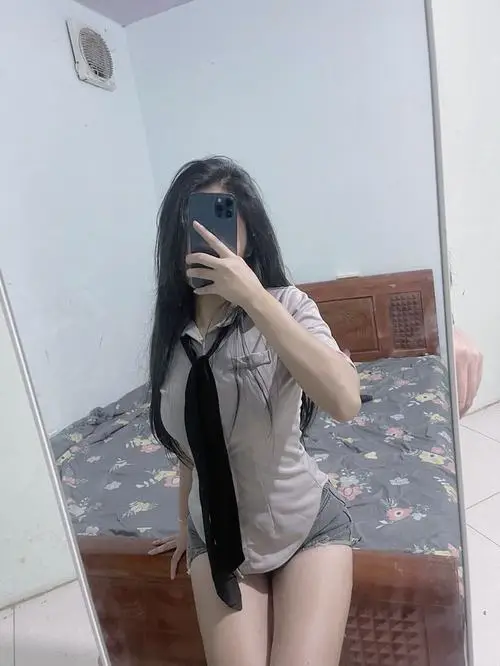 61 Bộ ảnh vóc dáng nóng bỏng lấy điểm nhấn từ hông mềm và chất ảnh tông trầm, đem lại cảm giác chín chắn mà lôi cuốn