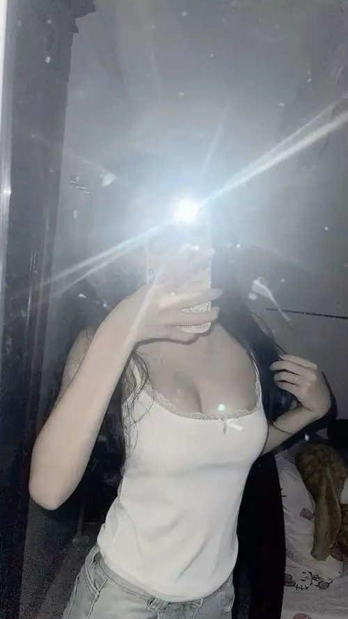 42 Ảnh gái xinh gợi cảm với ánh sáng mờ ảo làm nổi bật từng đường nét cuốn hút