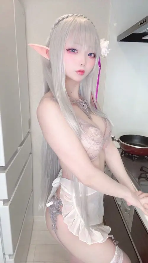 48 Ảnh sexy chụp cận nửa người, tập trung vào ánh mắt sâu và da bóng khỏe, tạo hiệu ứng mê hoặc rất tự nhiên