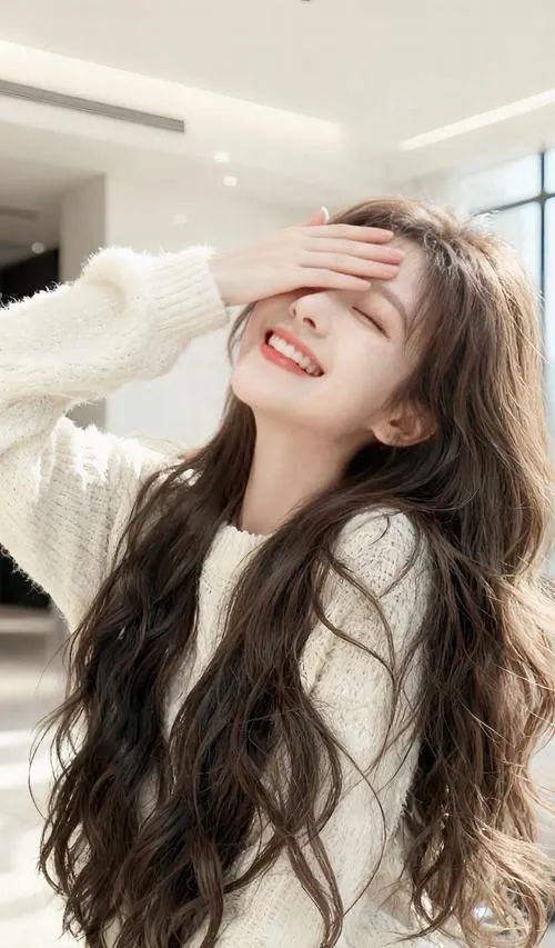 9 Gái đẹp đón nắng trong không gian sáng màu với mái tóc gợn sóng mềm và nụ cười thoải mái đầy sức sống