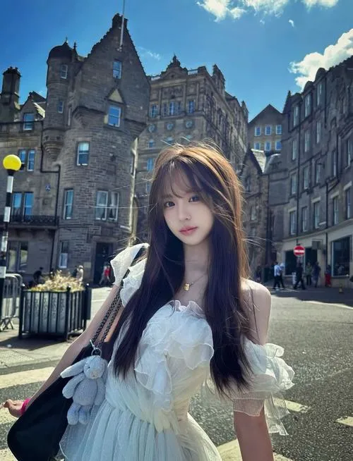 14 Mỹ nhân giữa phố châu Âu diện váy trắng bay nhẹ tay chống nghiêng tạo khung hình sang nhẹ đầy cuốn hút