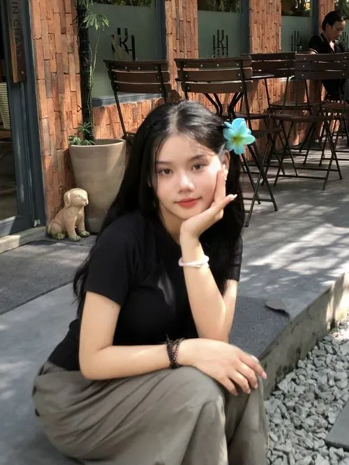 23 Gái đẹp ngồi bên hiên quán với áo đen tay ngắn quần xám suông tóc cột cao xinh như visual Hàn Quốc