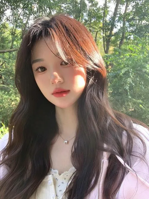 2 Gái đẹp diện áo tím mỏng ngoài nắng sớm tóc nâu rẽ nhẹ ôm mặt tạo cảm giác trong veo rất mềm mại