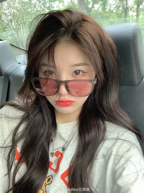 3 Nàng thơ cute đeo kính gọng màu ngồi trên xe với áo len nhạt mái tóc rủ tự nhiên và mắt long lanh