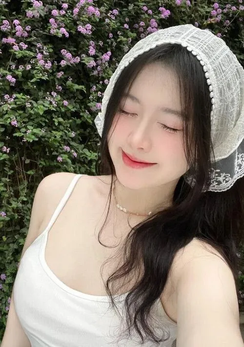 4 Thiếu nữ dễ thương tựa giữa khóm hoa tím trong váy trắng ôm vai hờ khẽ nhắm mắt đầy thần thái trong veo