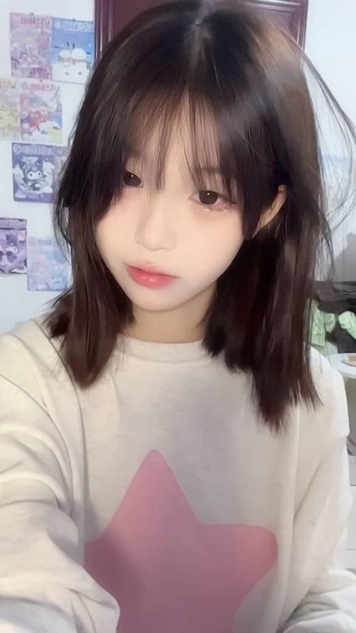 34 Tân sinh viên nổi bật trong chiếc váy ngắn màu xanh pastel đứng trước cổng trường khiến khung hình trông sáng hơn