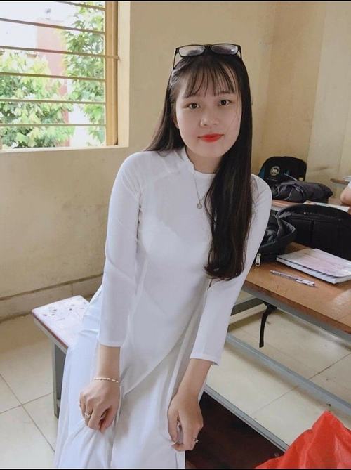 35 Nàng thơ cute 2007 ngồi ở bệ cửa sổ với cuốn sổ tay nhỏ ánh nhìn xa xăm làm khung hình rất mơ