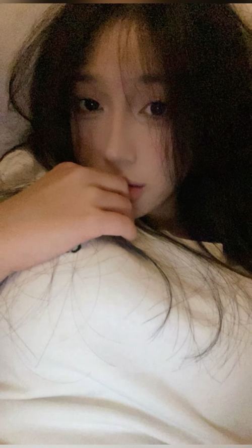 36 Gái đẹp k7 che mặt mặc set đồ tiểu thư cài nơ tóc ngồi cạnh rèm trắng ánh nhìn nghiêng tạo nét bầu bĩnh rất duyên