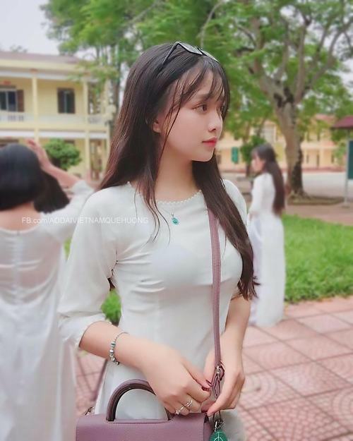 37 Ảnh cô gái diện blazer đen và váy ngắn bước xuống bậc thềm quán cà phê mang thần thái tự nhiên rất cuốn