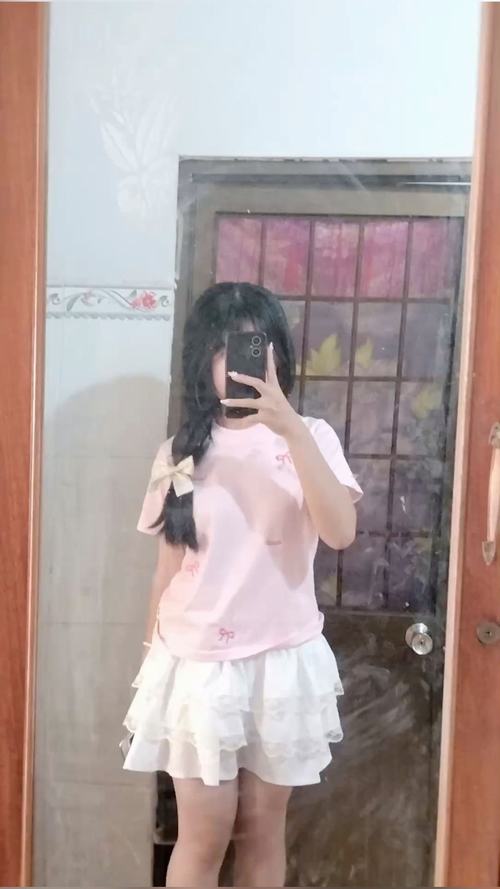 40 Gen Z 2k7 che mặt bằng điện thoại tạo dáng trước bảng đen lớp học với kẹp tóc nhỏ và nụ cười kín đáo nhìn vừa đáng yêu vừa sáng