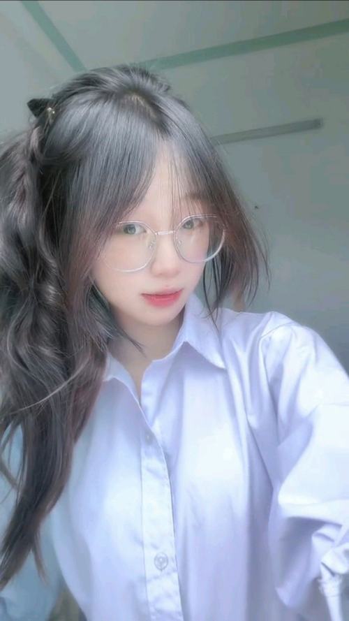 47 Ảnh gái đẹp mắt kính phong cách Hàn với mái thưa và váy hoa nhí ngồi bên bàn trà nhỏ làm tổng thể thêm thanh lịch