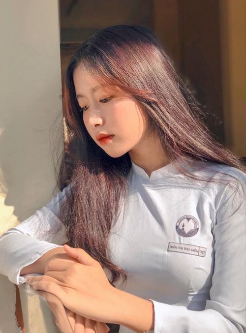 26 Gen Z 2k7 ngồi trên bậc thềm đá với quần túi hộp và áo croptop nhẹ tạo thần thái tự tin mà tự nhiên