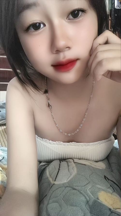 27 Ảnh film ghi lại cô bạn mặc váy trắng tay phồng đứng cạnh xe bán hoa mang vẻ đẹp giao thoa rất duyên