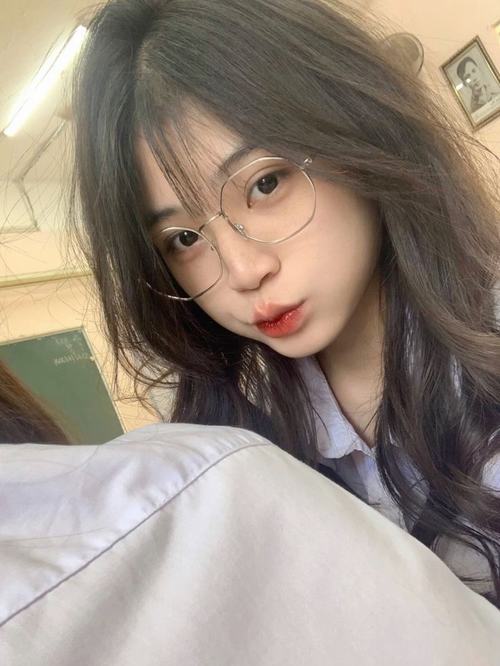 28 Ảnh gái đẹp đeo mắt kính phong cách Hàn chụp ở Facebook style với tóc uốn đuôi và cardigan mỏng nhìn rất mềm và sáng