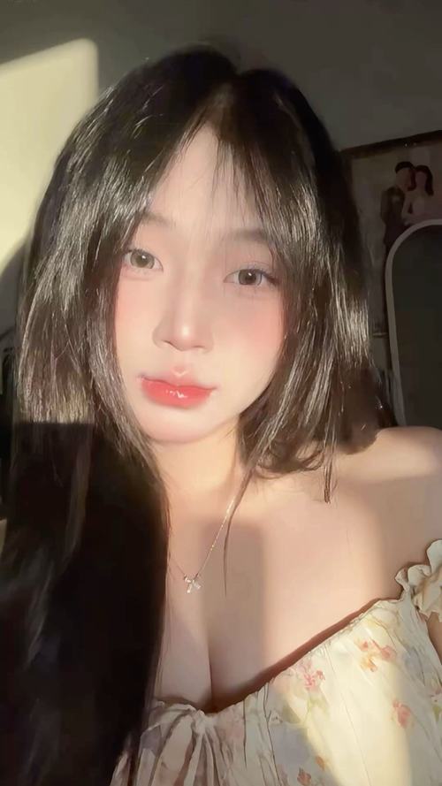 31 Nữ sinh viên mặc sơ mi xanh nhạt phối chân váy tennis đứng dưới tán cây mang vẻ đẹp giao thoa rất riêng