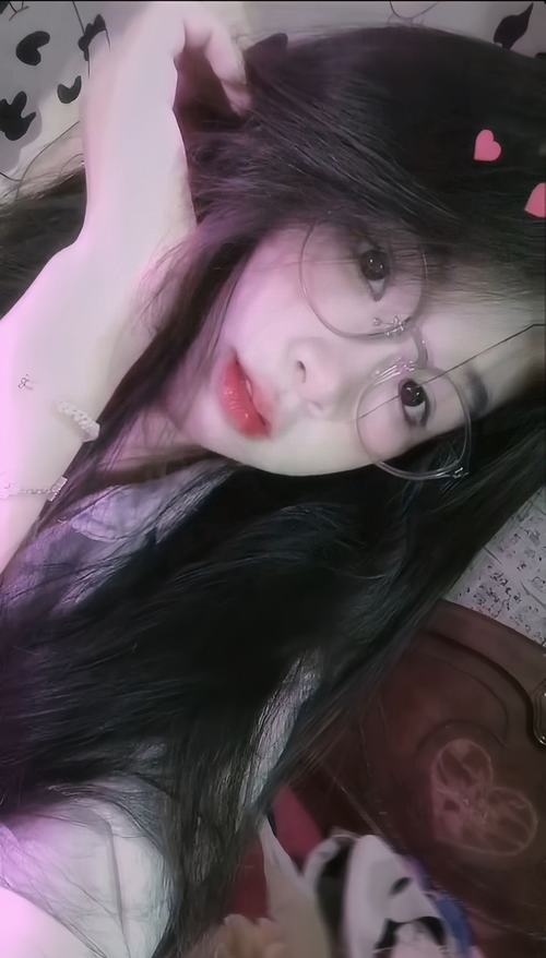 32 Nàng thơ cute 2007 đứng giữa sân trường với áo len mỏng tay ôm bó hoa nhỏ khiến khung hình mang chất hoài cổ