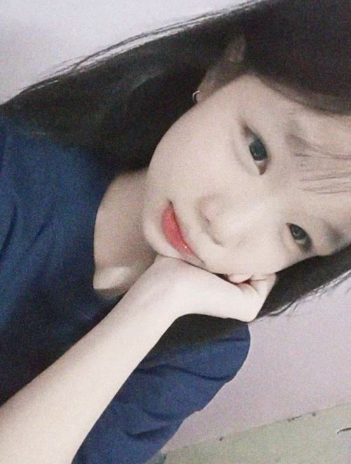 33 Thiếu nữ dễ thương trong ảnh film đội mũ beret nghiêng đầu cười nhẹ làm đôi mắt to tròn trở nên nổi bật hơn