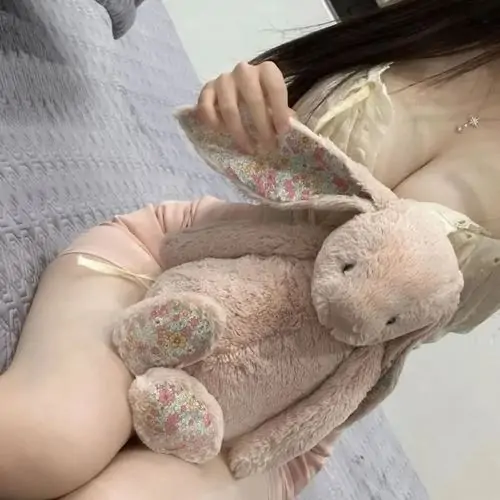 40 Ảnh gái xinh diện váy ôm màu sáng, ánh sáng hắt mềm lướt trên đùi trắng tạo cảm giác vừa trong vừa quyến luyến