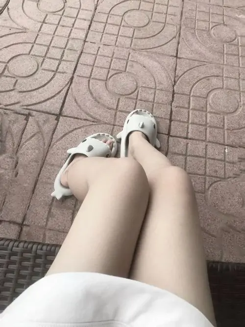 9 Mỹ nữ trẻ trung ngồi trên sàn gỗ, ánh sáng nhẹ phủ lên hông cong và phần đùi khiến bức ảnh mềm mắt hơn nhiều