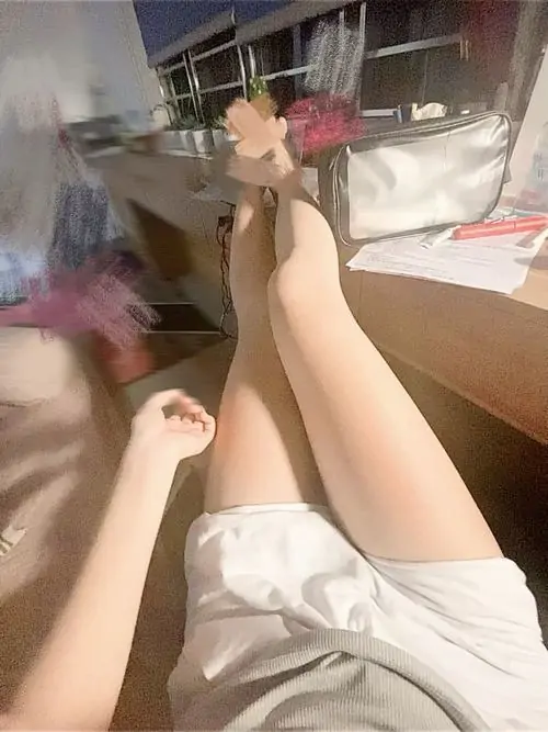 12 Khung hình nóng bỏng ghi lại nàng thơ cute dựa tường, chân dài cùng đùi mật ong làm tổng thể vừa khỏe khoắn vừa gợi cảm