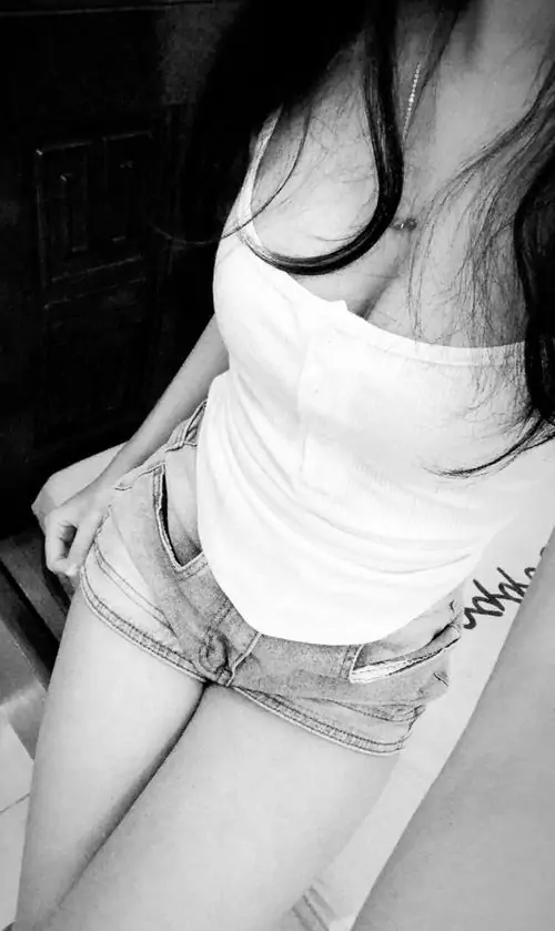 18 Gái đẹp ngồi nghiêng bên cửa sổ lớn, giày cao gót nâng nhẹ tổng thể để đôi đùi trông dài và sang hơn rõ rệt