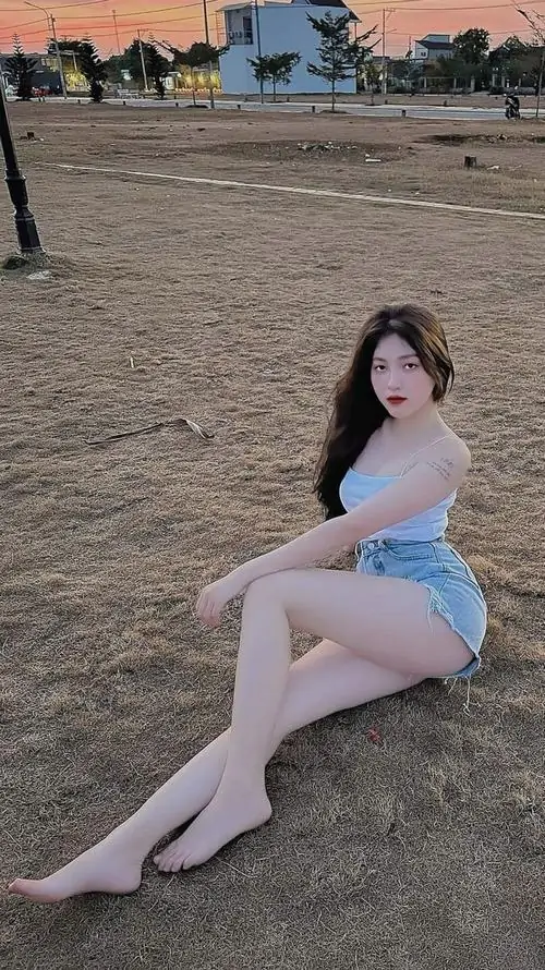 1 Ảnh gái xinh khoe đùi gây chú ý với đôi chân thon dài và thần thái cuốn hút