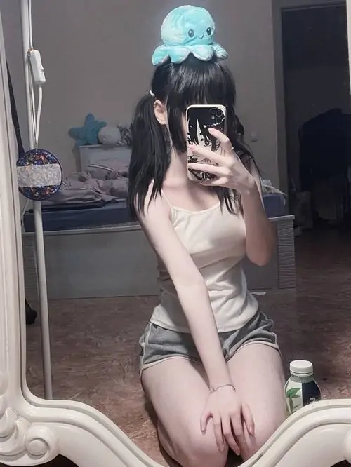 21 Bóng hồng trẻ trung ngồi trên ghế cao, ánh sáng hắt mềm lướt qua làn da làm đùi gái xinh nhìn mướt và dịu hơn