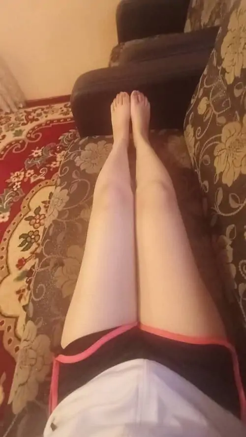 22 Gái đẹp ngồi bắt chéo chân trên sofa, ánh sáng nhẹ phủ qua bắp chân rồi dừng ở phần đùi trắng đầy cuốn mắt