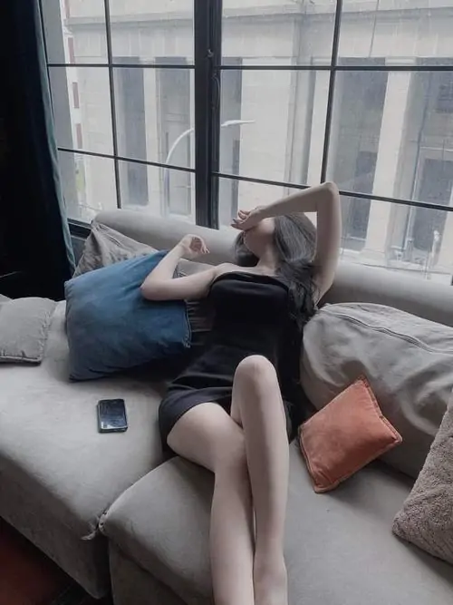 24 Bóng hồng ngồi bắt chéo chân trên ghế, da mịn cùng tư thế ngồi tạo điểm nhấn vào phần đùi thon gọn đầy nữ tính