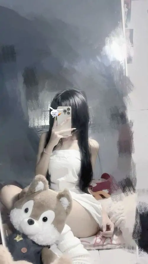 25 Khung hình quyến rũ ghi lại thiếu nữ dễ thương trong studio, quần short ôm dáng giúp đùi thon hiện lên rất rõ nét