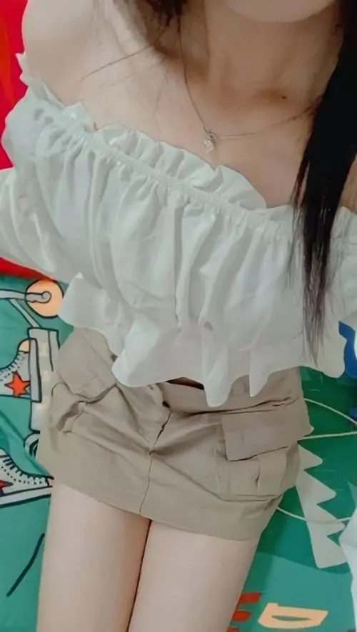 26 Ảnh cô nàng duyên dáng cạnh ghế sofa, mốt giấu quần giúp đôi đùi thon gọn thành điểm nhấn nổi bật nhất khung hình