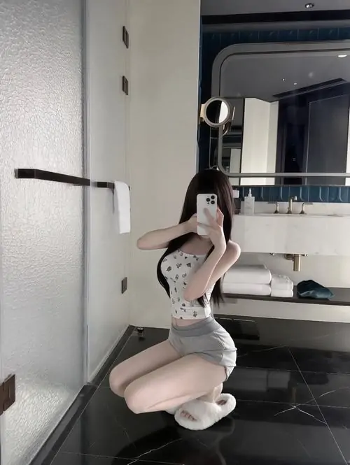 27 Mỹ nhân ngồi bên cửa sổ lớn, chân dài thả tự nhiên làm ảnh người đẹp khoe chân dài trở nên rất hút ánh nhìn