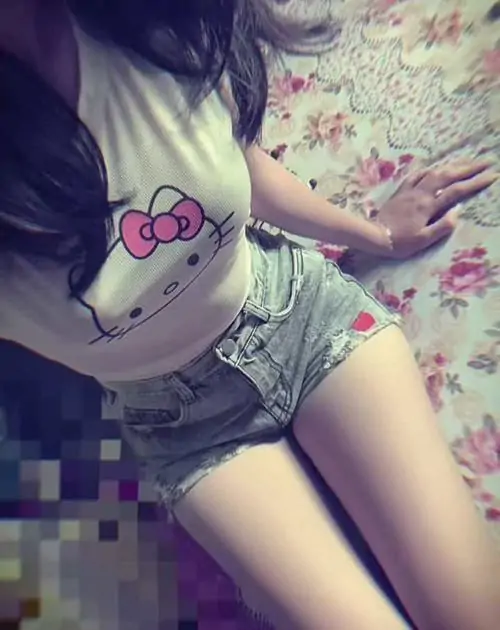 28 Ảnh hot girl sexy tạo dáng bên gương toàn thân, giày cao gót và đùi săn chắc khiến tổng thể trông sang chảnh hơn