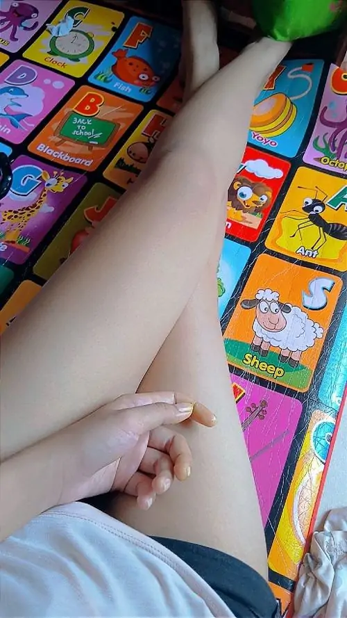 2 Ảnh hot girl sexy nghiêng người cạnh cửa sổ, ánh sáng hắt mềm ôm lấy đùi trắng khiến tổng thể nhìn vừa sang vừa bắt mắt