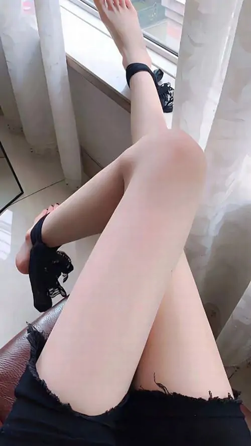 29 Ảnh cô gái buộc tóc cao ngồi mép ghế, hông cong cùng chân dài tạo góc nhìn khiến đôi đùi thêm cuốn hút