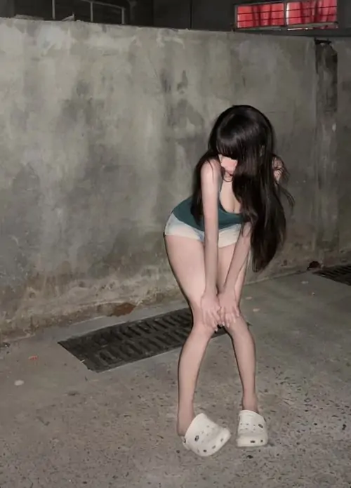 31 Thiếu nữ dễ thương ngồi mép giường, làn da mịn bắt sáng nhẹ làm đùi gái xinh hiện rõ vẻ tươi tắn và dịu mắt