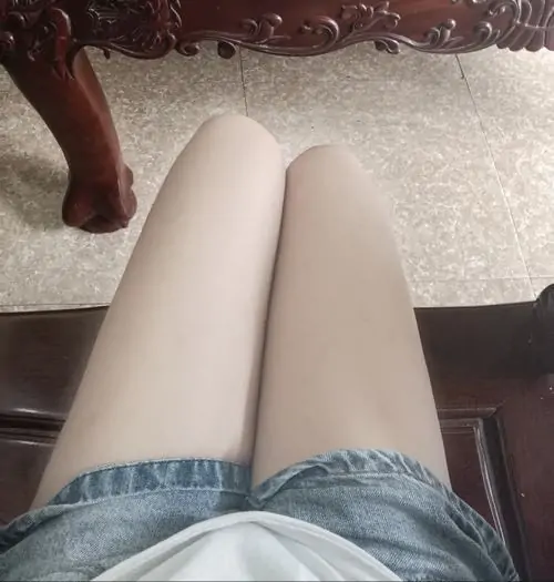 38 Ảnh gái xinh ngồi nghiêng trên ghế sofa, quần short ôm nhẹ làm đùi thon gọn nổi bật giữa khung hình đầy cuốn mắt