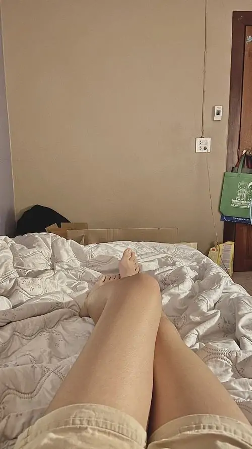 7 Gái đẹp tựa bên cửa sổ lớn, váy ngắn khẽ nâng đường chân dài, để phần đùi trắng trẻo hiện lên rất mềm mắt