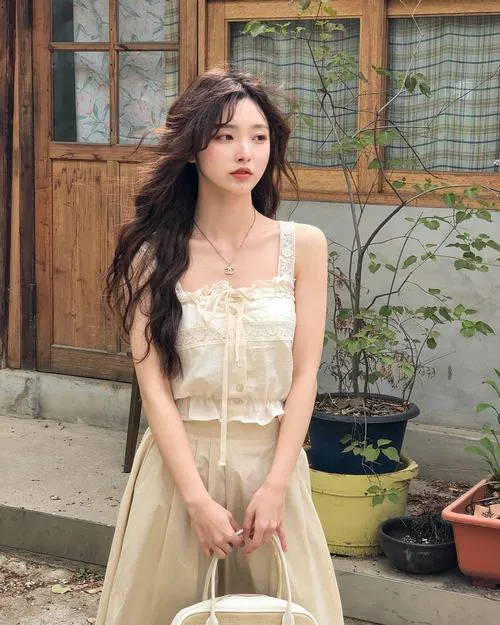 47 Ảnh Gái Xinh Mặc Áo 2 Dây khoe vòng 1 to tròn khiến các chàng mê mẩn