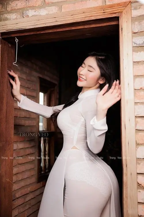 13 Vẻ đẹp quyến rũ của ngực to nóng bỏng được tôn vinh trọn vẹn qua sắc độ ánh sáng vàng vọt của buổi chiều tà.