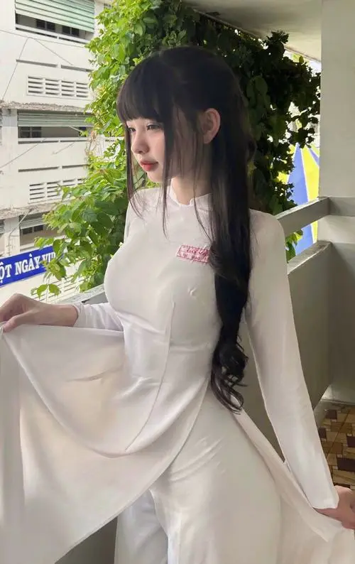 14 Hot girl sexy vú bự sải bước thướt tha với tà áo bay khẽ trong nắng làm say đắm mọi ánh nhìn lướt qua.