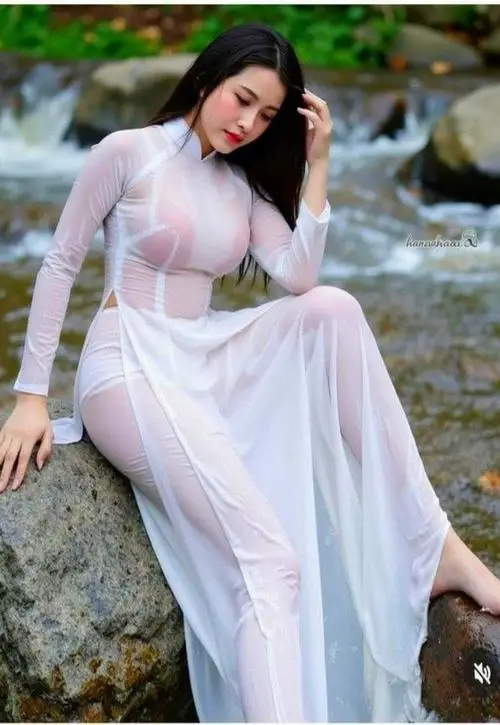 19 Quyến rũ và đầy gợi cảm chính là hình ảnh ngực to nóng bỏng diện áo dài xuyên thấu trong ánh nắng sớm.